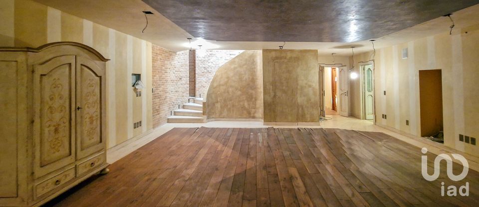 Casale 20 locali di 820 m² in Monte San Vito (60037)