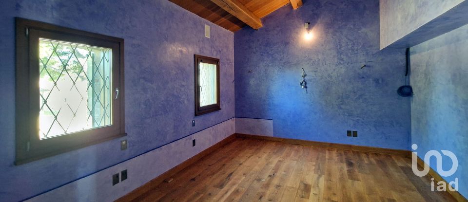 Casale 20 locali di 820 m² in Monte San Vito (60037)