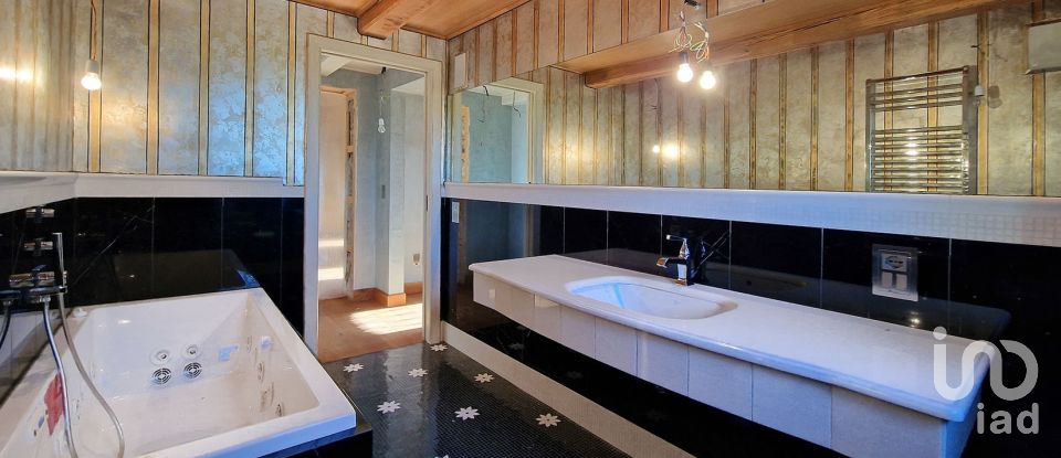 Casale 20 locali di 820 m² in Monte San Vito (60037)