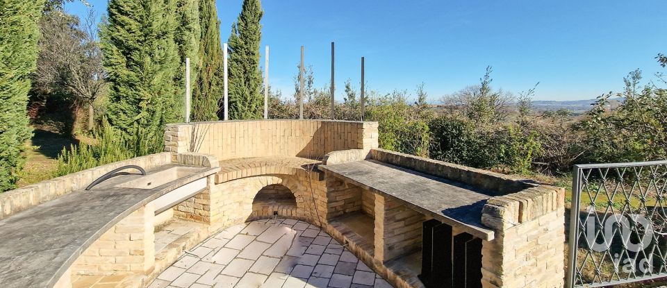 Casale 20 locali di 820 m² in Monte San Vito (60037)