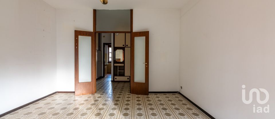 Hotel 3 rooms of 95 m² in Milano (20146)
