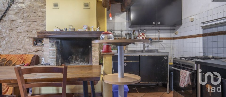 Casa di paese 4 locali di 102 m² in Fabriano (60044)