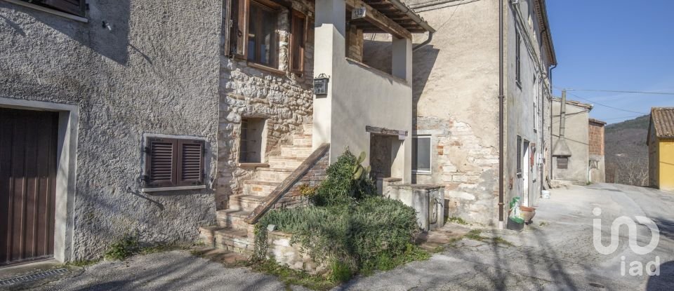 Casa di paese 4 locali di 102 m² in Fabriano (60044)