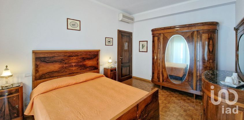 Building 13 rooms of 425 m² in Civitanova Marche (62012)