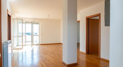 Three-room apartment of 80 m² in Roma (00125)