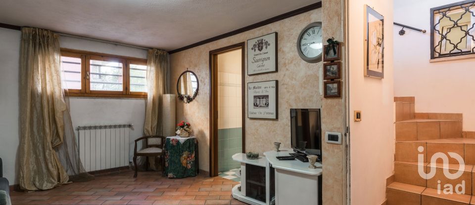 Apartment 7 rooms of 250 m² in Roma (00142)