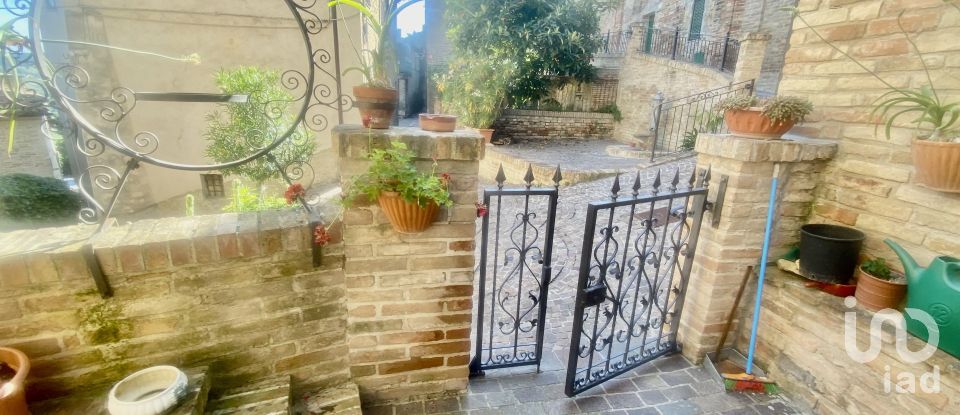 Casa di paese 6 locali di 220 m² in Montedinove (63069)