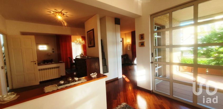 Farm 10 rooms of 320 m² in Mondolfo (61037)