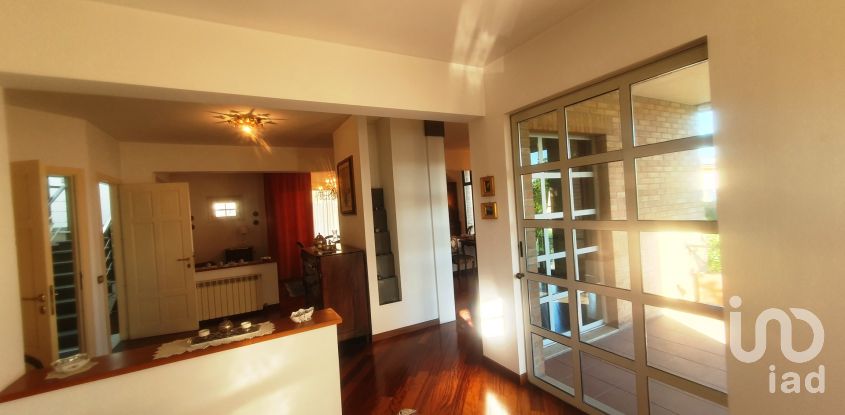 Farm 10 rooms of 320 m² in Mondolfo (61037)