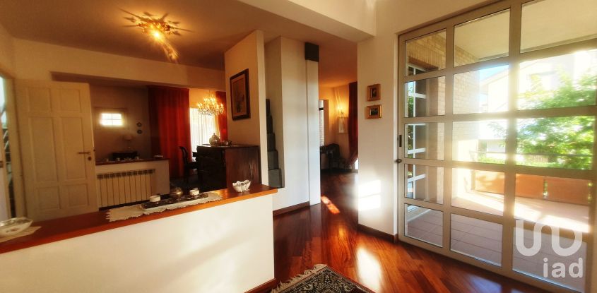 Farm 10 rooms of 320 m² in Mondolfo (61037)