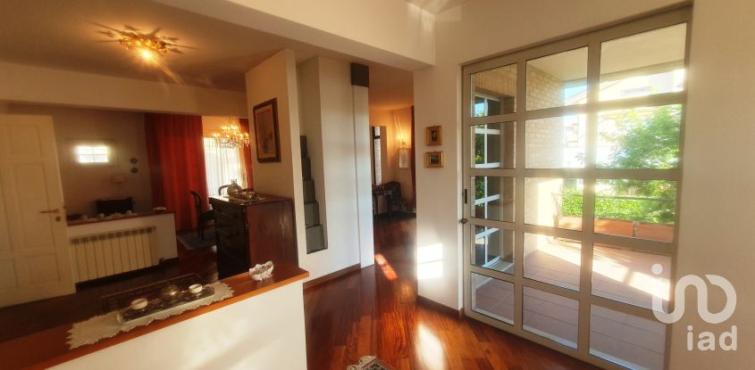 Farm 10 rooms of 320 m² in Mondolfo (61037)