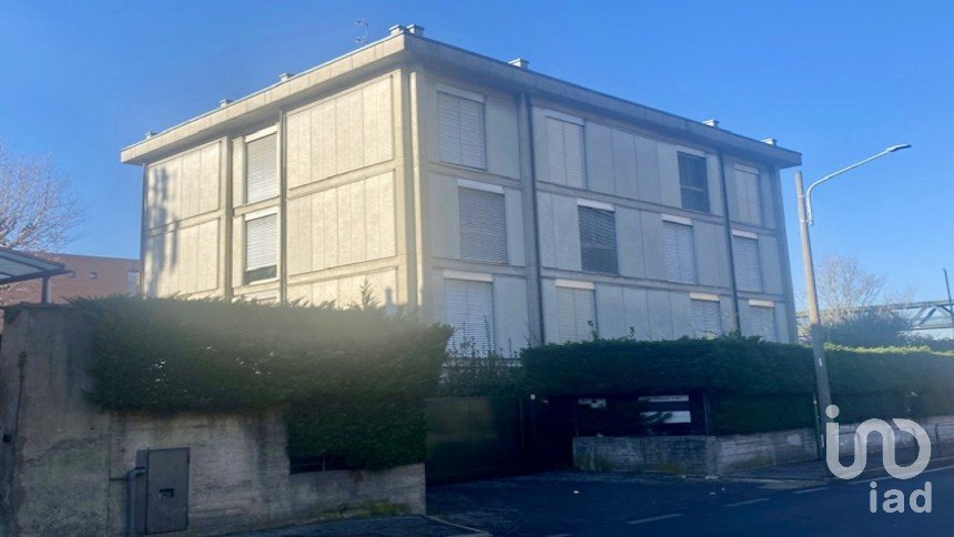 Building of 1,390 m² in Como (22100)