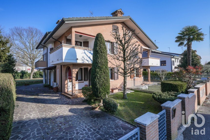 Traditional house 5 rooms of 176 m² in Copparo (44034)