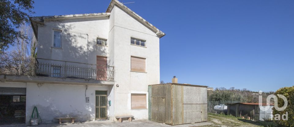 Lodge 7 rooms of 173 m² in Falerone (63837)