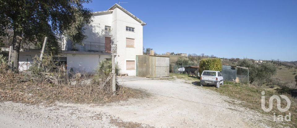 Lodge 7 rooms of 173 m² in Falerone (63837)