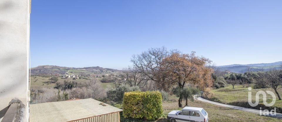 Lodge 7 rooms of 173 m² in Falerone (63837)