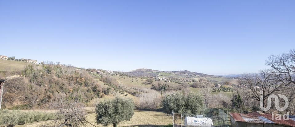 Lodge 7 rooms of 173 m² in Falerone (63837)