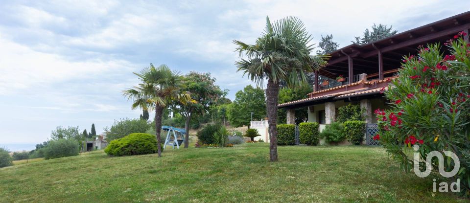 Farm 15 rooms of 490 m² in Montefiore dell'Aso (63062)