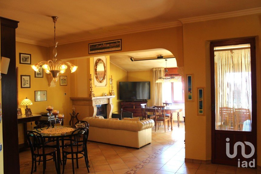 Appartamento 5 locali di 207 m² a Appignano (62010)