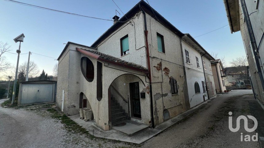 Rifugio 7 locali di 80 m² in Falerone (63837)