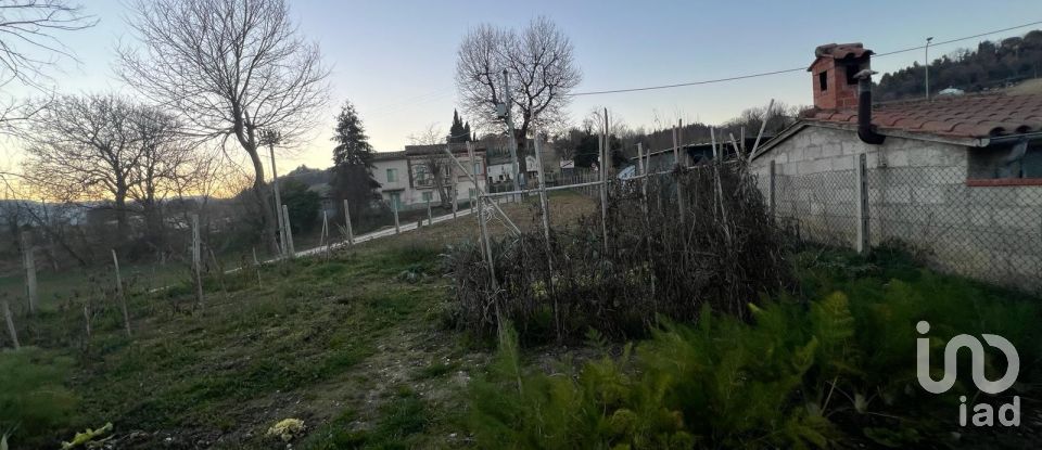 Rifugio 7 locali di 80 m² in Falerone (63837)