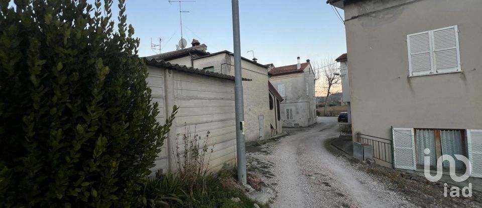 Rifugio 7 locali di 80 m² in Falerone (63837)