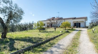 Villa 5 locali di 220 m² in Rieti (02100)