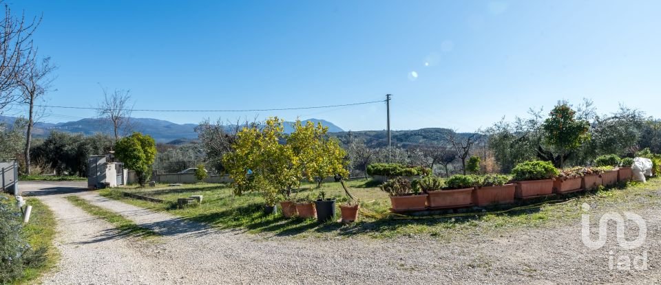Farm 5 rooms of 220 m² in Rieti (02100)