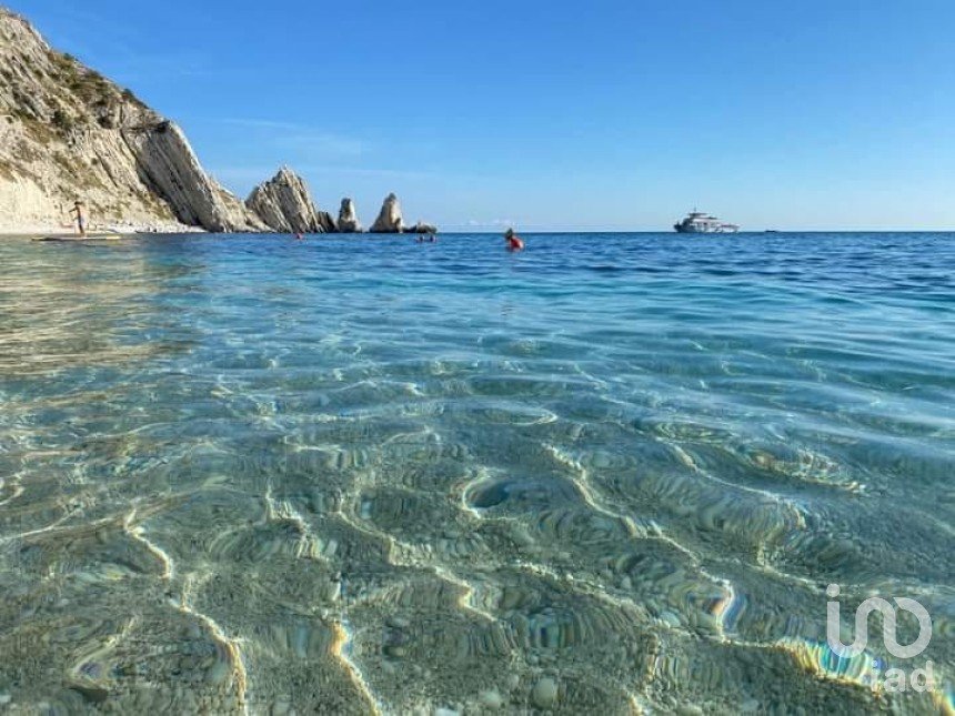 Hotel 2* of 1,000,000 m² in Sirolo (60020)