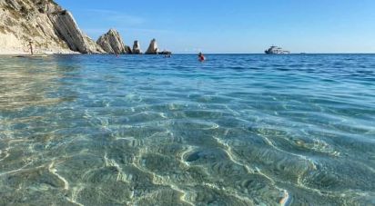 Hotel 2 * di 1.000.000 m² in Sirolo (60020)