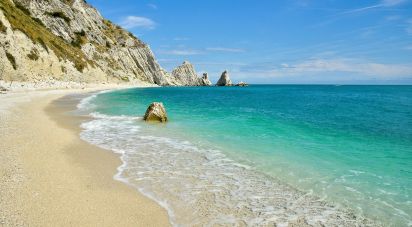 Hotel 2 * di 1.000.000 m² in Sirolo (60020)