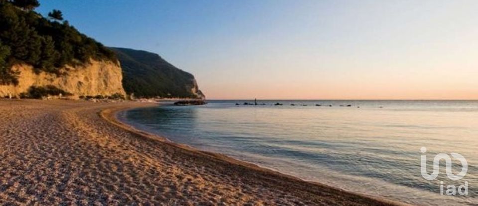 Hotel 2* of 1,000,000 m² in Sirolo (60020)