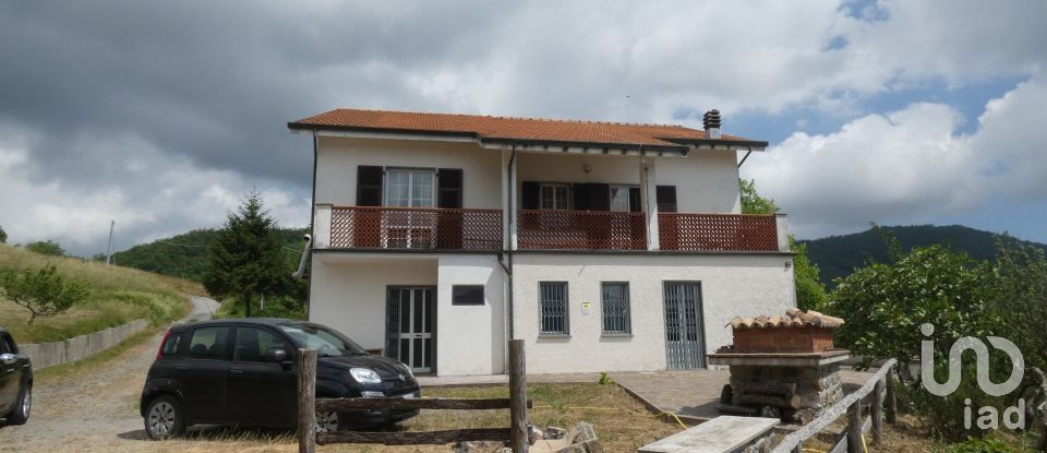 Town house 9 rooms of 200 m² in Carro (19012)