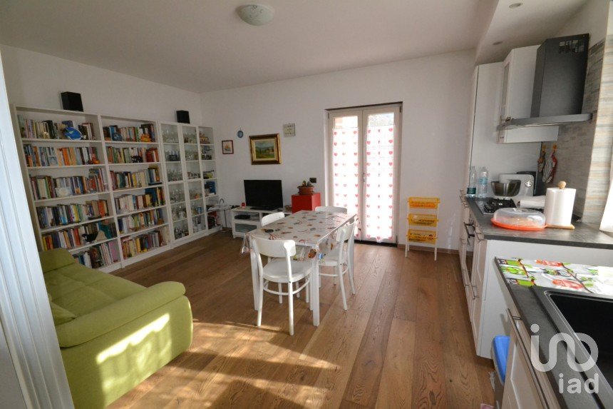 Casa indipendente 4 locali di 110 m² in Neirone (16040)