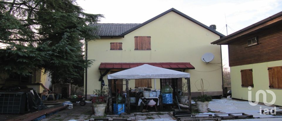 House boat 10 rooms of 697 m² in Castell'Arquato (29014)
