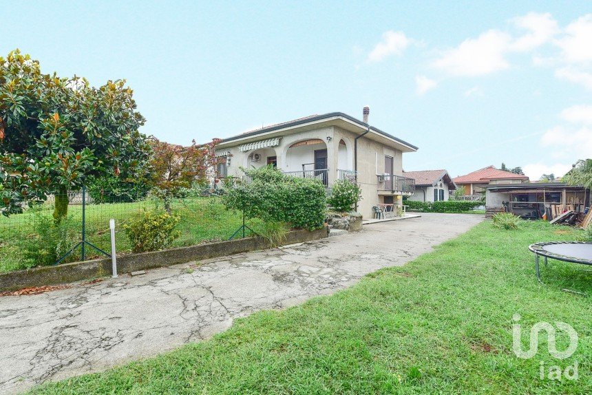 Villa 4 locali di 241 m² in Turate (22078)