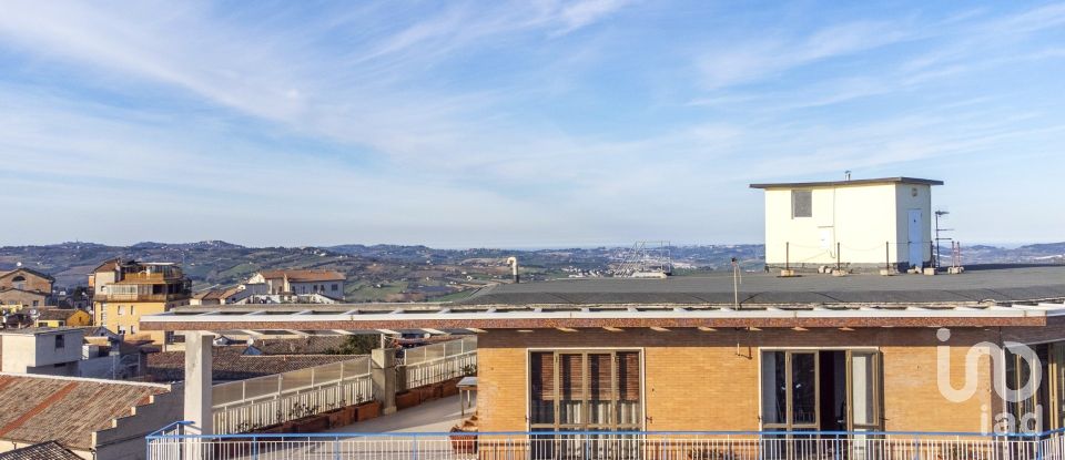 Attico / Mansarda / Loft 8 locali di 138 m² a Osimo (60027)