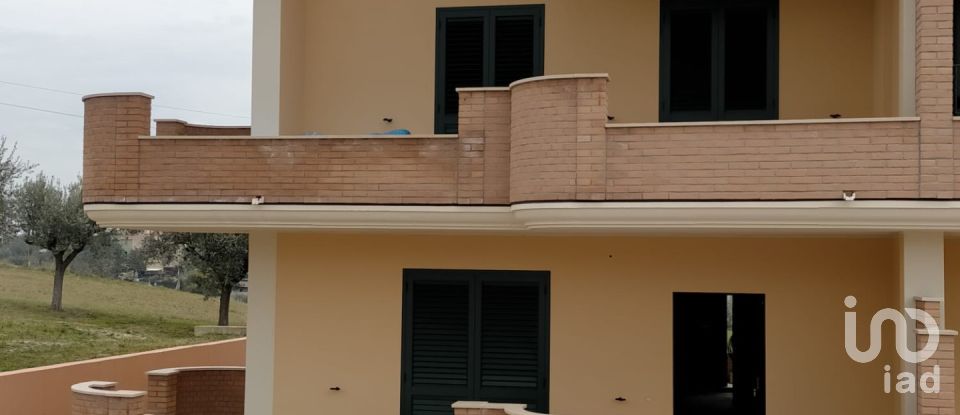 Villa a schiera 6 locali di 400 m² in Campli (64012)