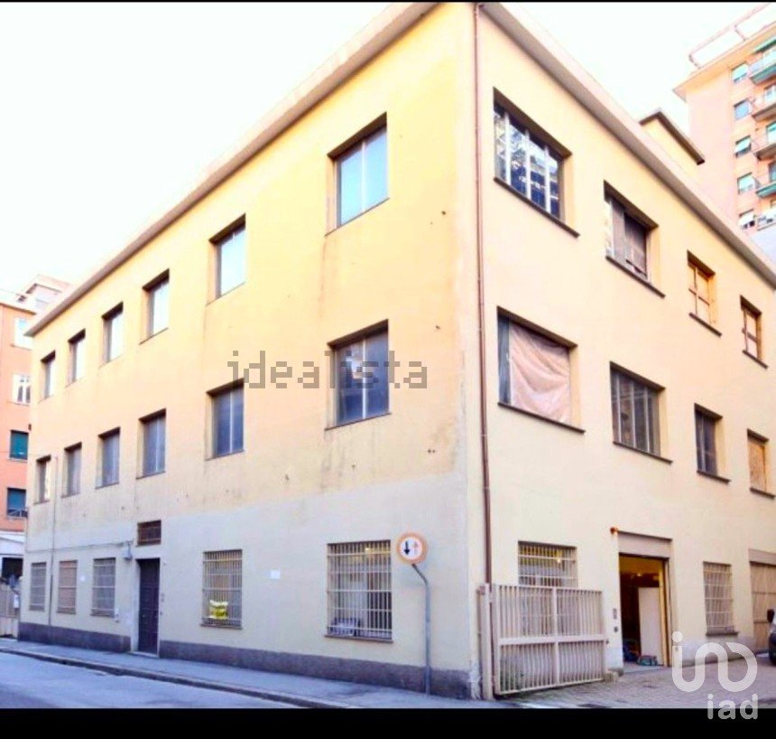 Capannone di 980 m² in Genova (16149)
