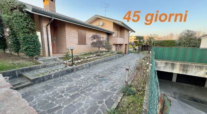 Farm 6 rooms of 229 m² in Triuggio (20844)