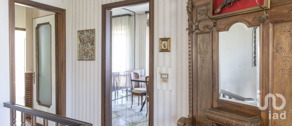 Villa 10 locali di 280 m² in Ancona (60126)