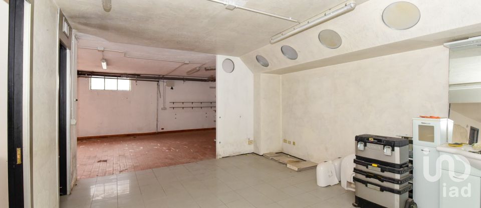 Shop / premises commercial of 106 m² in Giussano (20833)