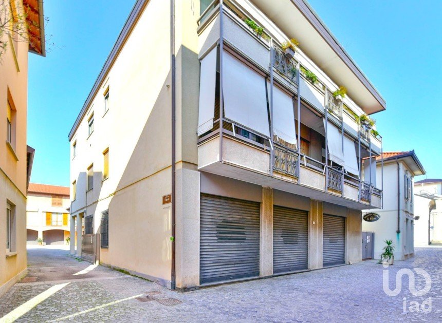 Negozio / locale commerciale di 252 m² in Lazzate (20824)