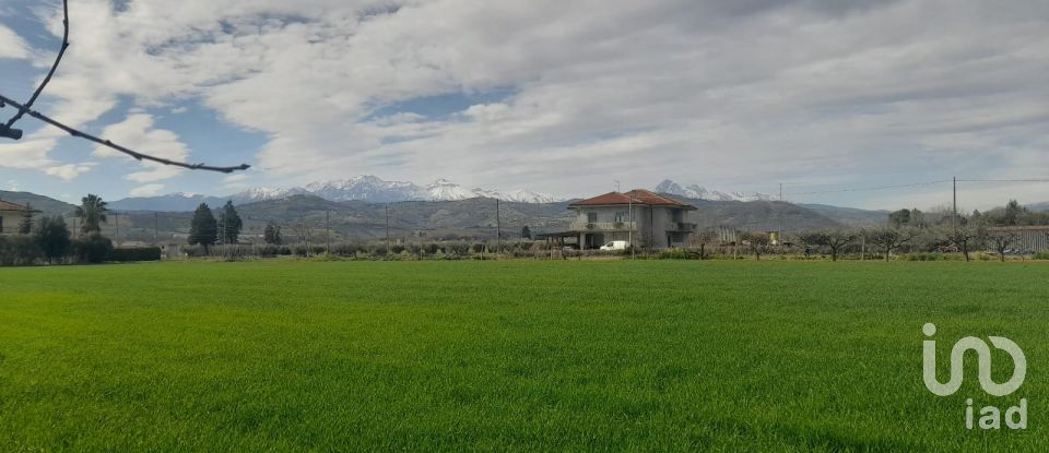 Land of 9,150 m² in Notaresco (64024)