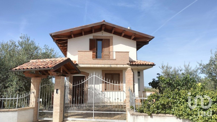 Villa 7 locali di 180 m² in Collecorvino (65010)