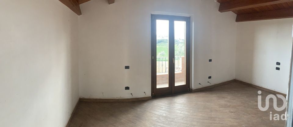 Farm 7 rooms of 180 m² in Collecorvino (65010)