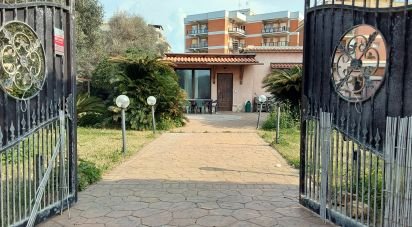 Villa 6 locali di 150 m² in Pomezia (00071)