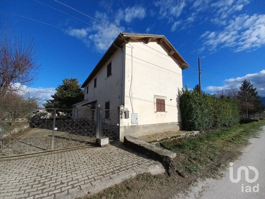 Casa indipendente 8 locali di 192 m² in Trasacco (67059)