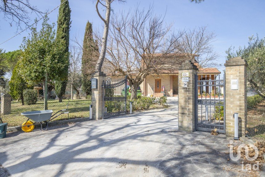 Villa Bifamiliare 8 locali di 186 m² in Filottrano (60024)