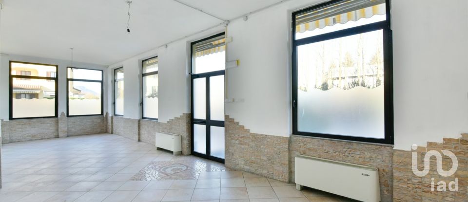 Shop / premises commercial of 66 m² in Lambrugo (22045)